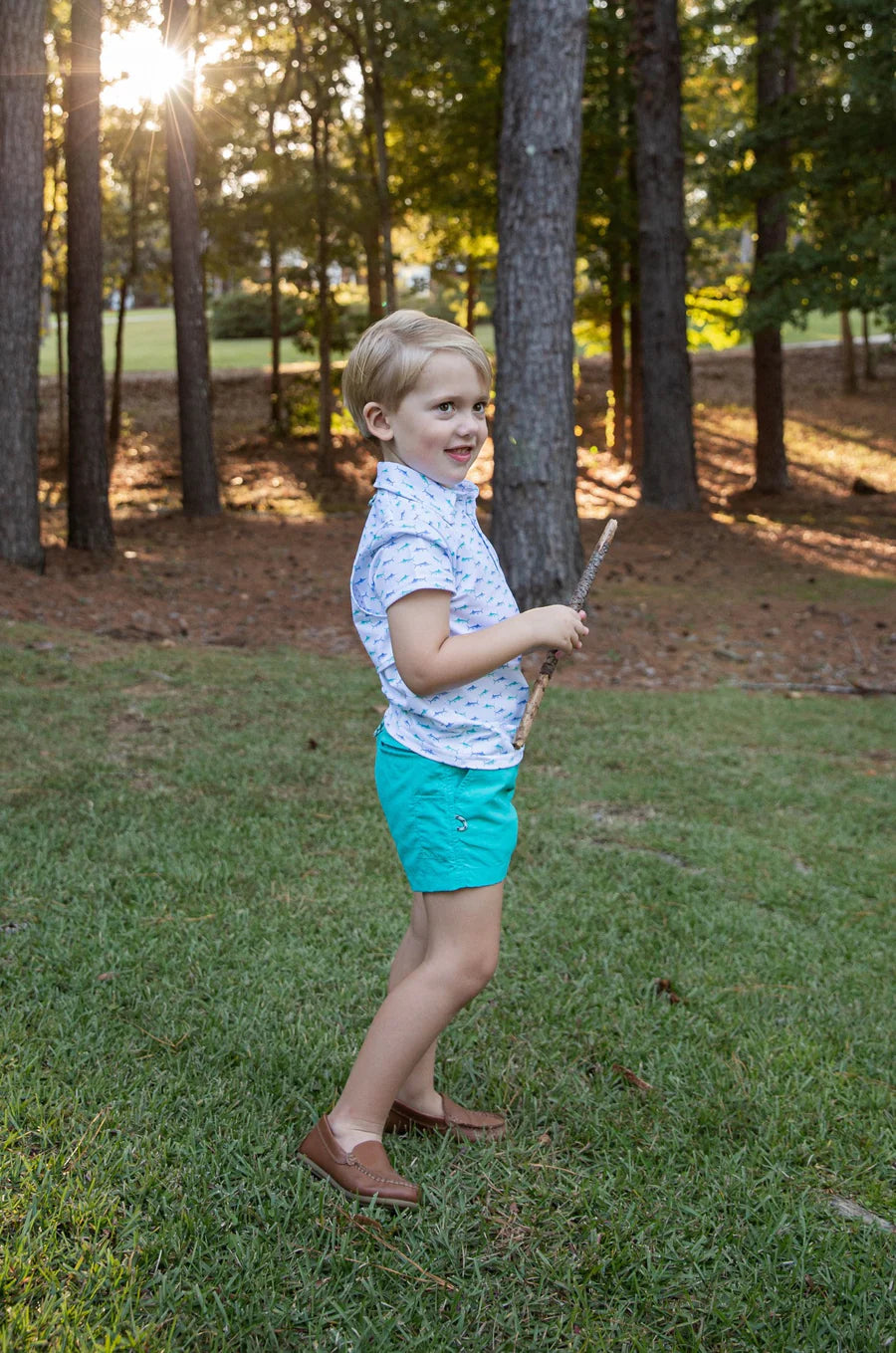 BOYS SHORT SLEEVE PRO PERFORMANCE POLO IN FISH PRINT ON WHITE